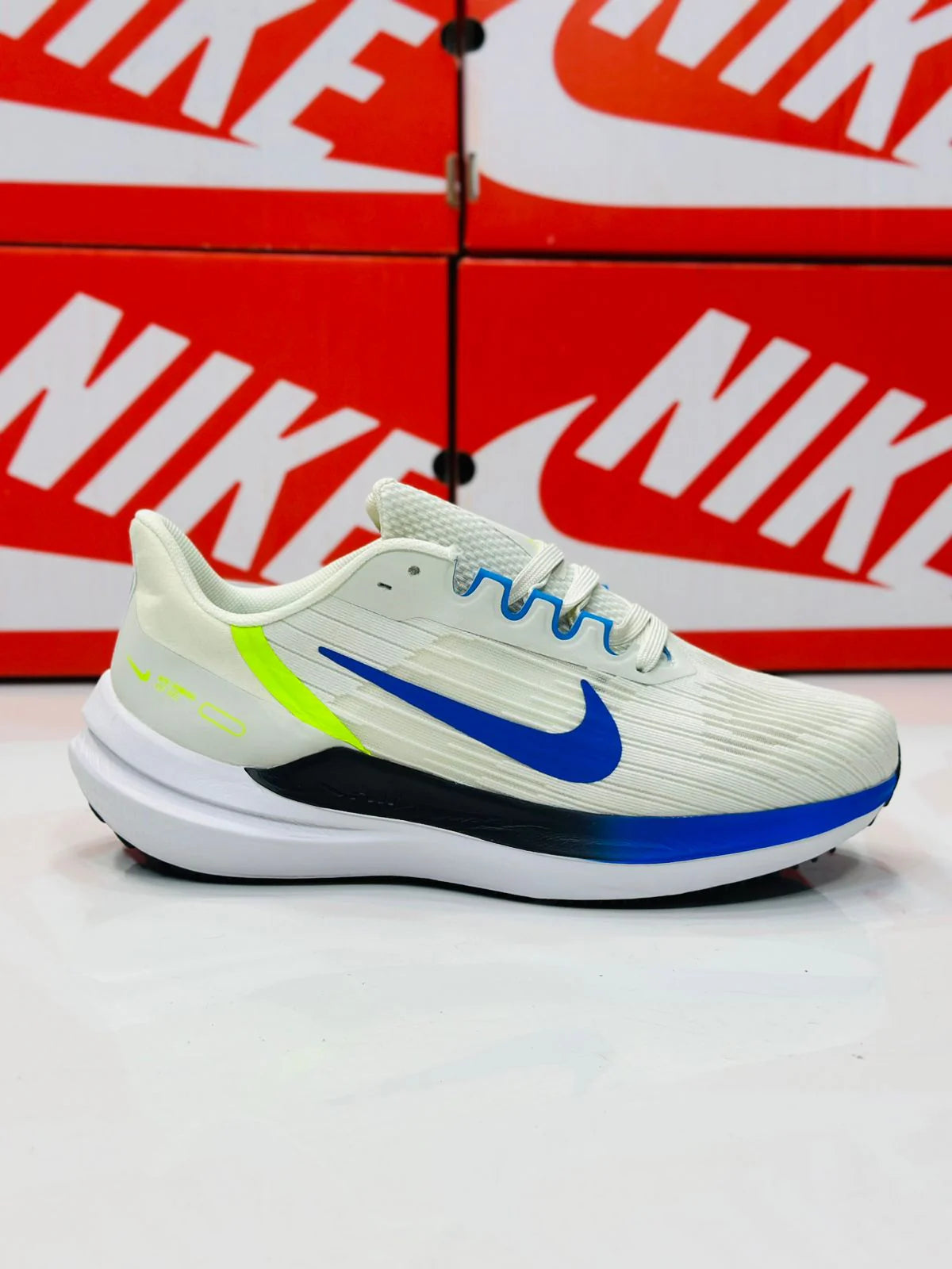 NIKE WINFLO 9 WHITE BLUE AND YELLOW
