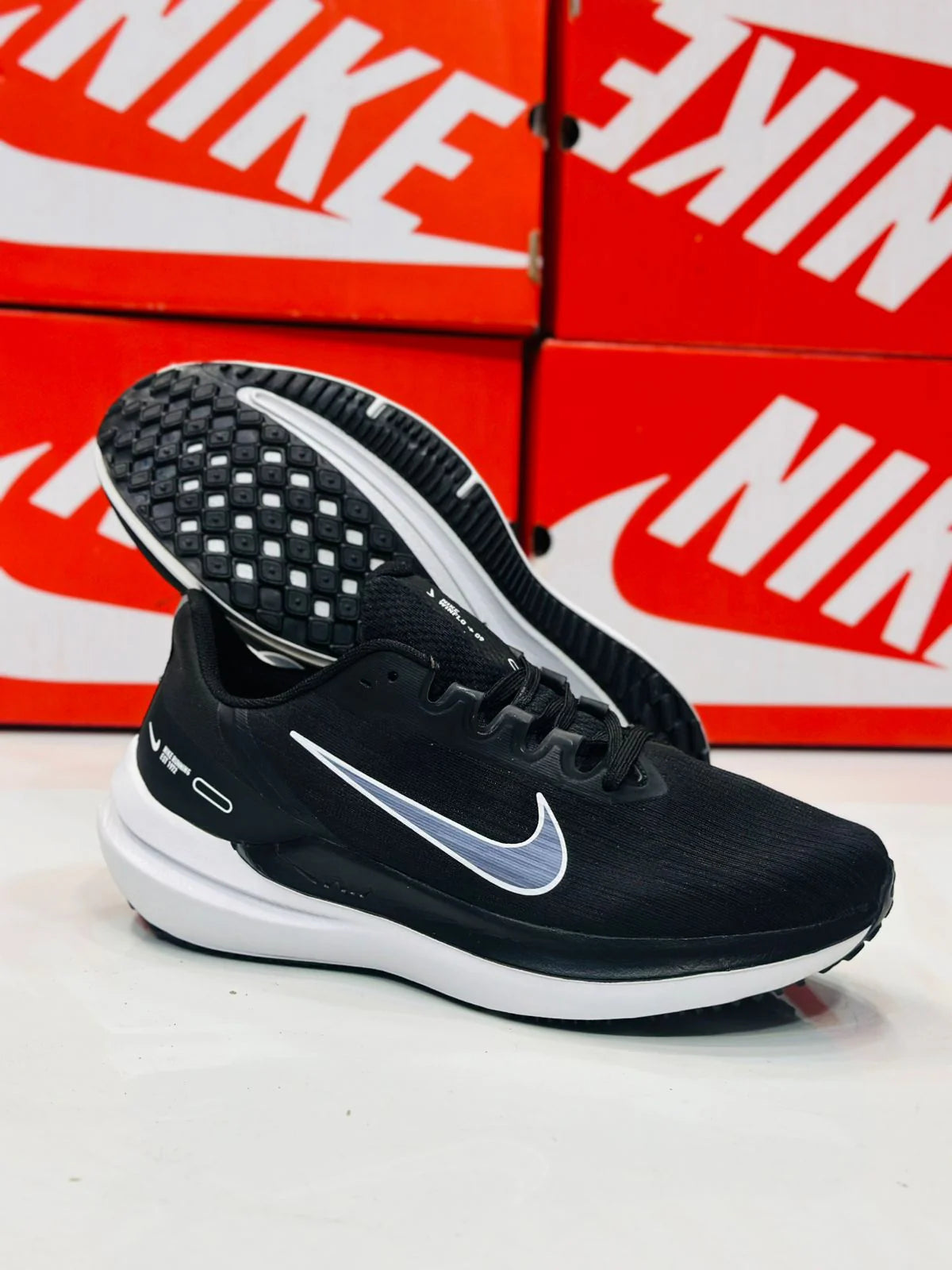 NIKE WINFLO 9 BLACK AND WHITE