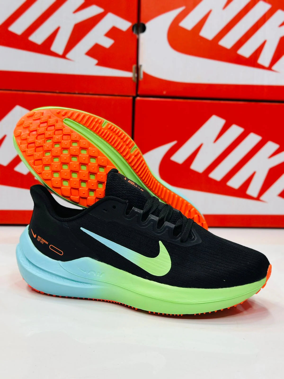 NIKE WINFLO 9 BLACK AND VIBRANT GREEN