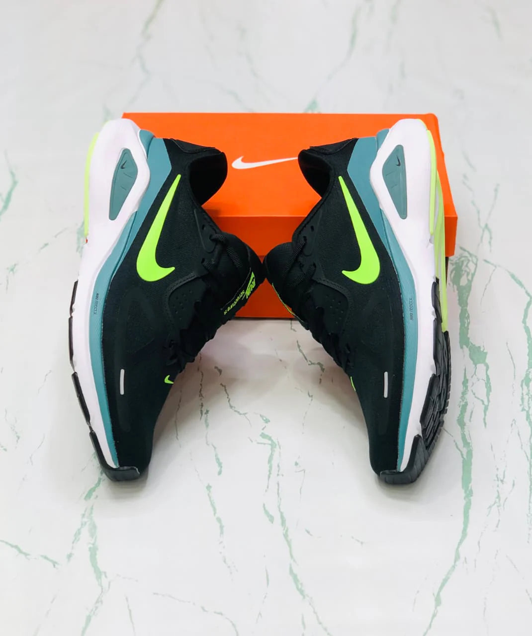 NIKE STRUCTURE 26 SEAWEED VOLT AND BLACK