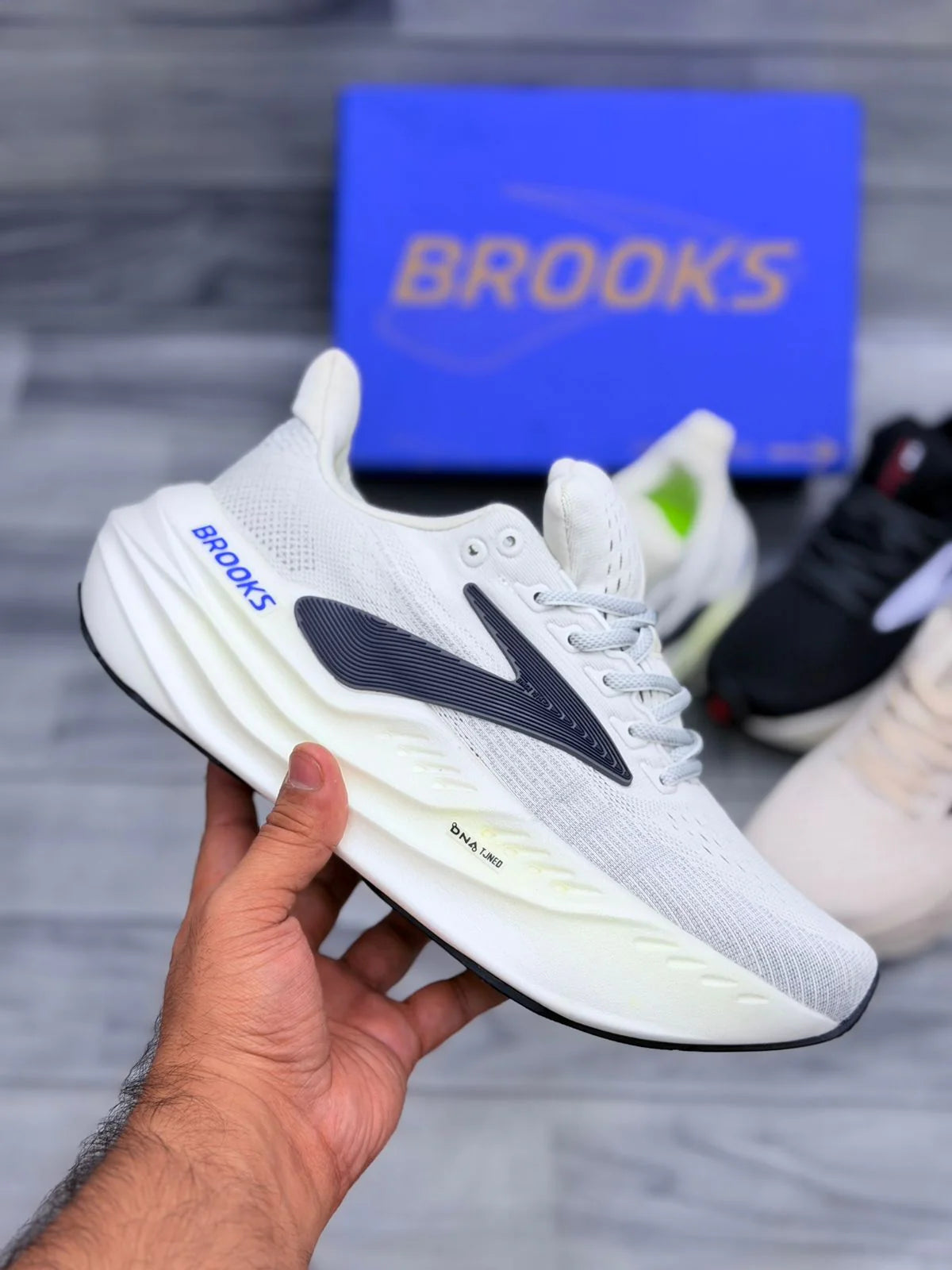 BROOKS GLYCERIN MAX WHITE AND BLACK