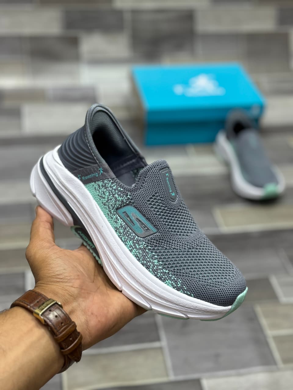 ARCH FIT SLIP ON SKECHERS GRAY