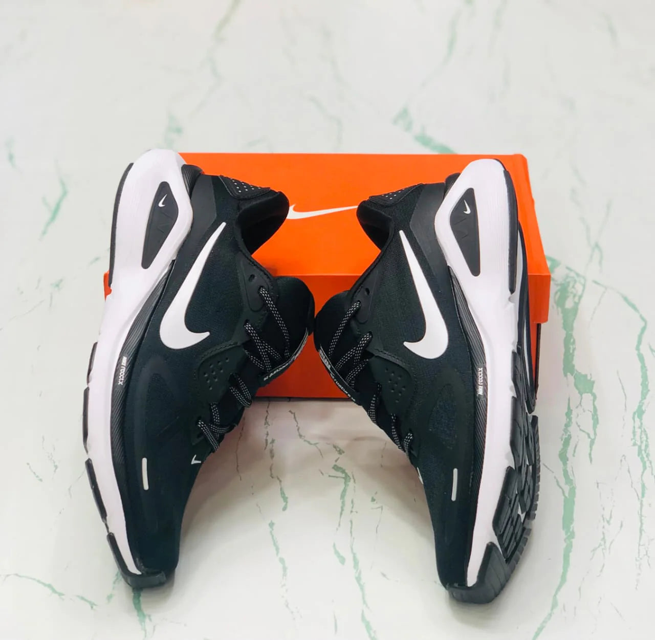 NIKE STRUCTURE 26 BLACK AND WHITE